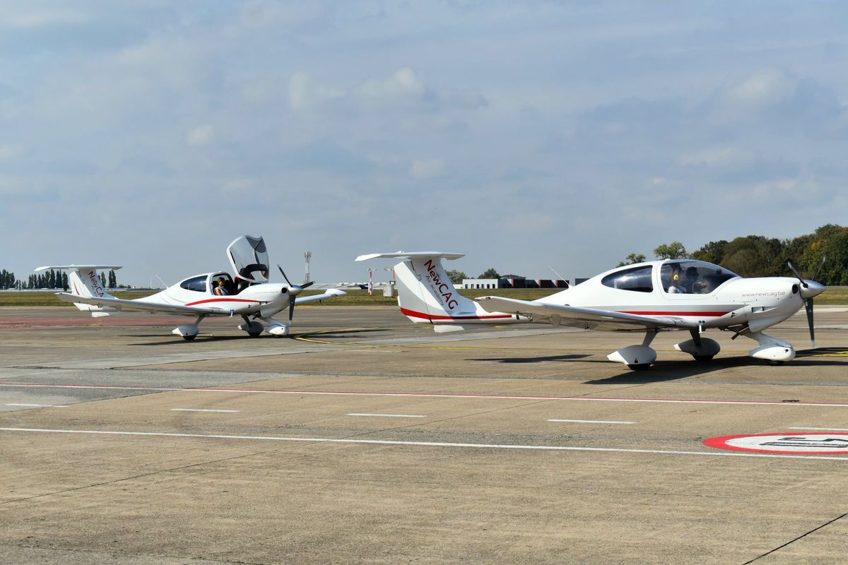 Two of the school’s DA40s taxiing at Charleroi