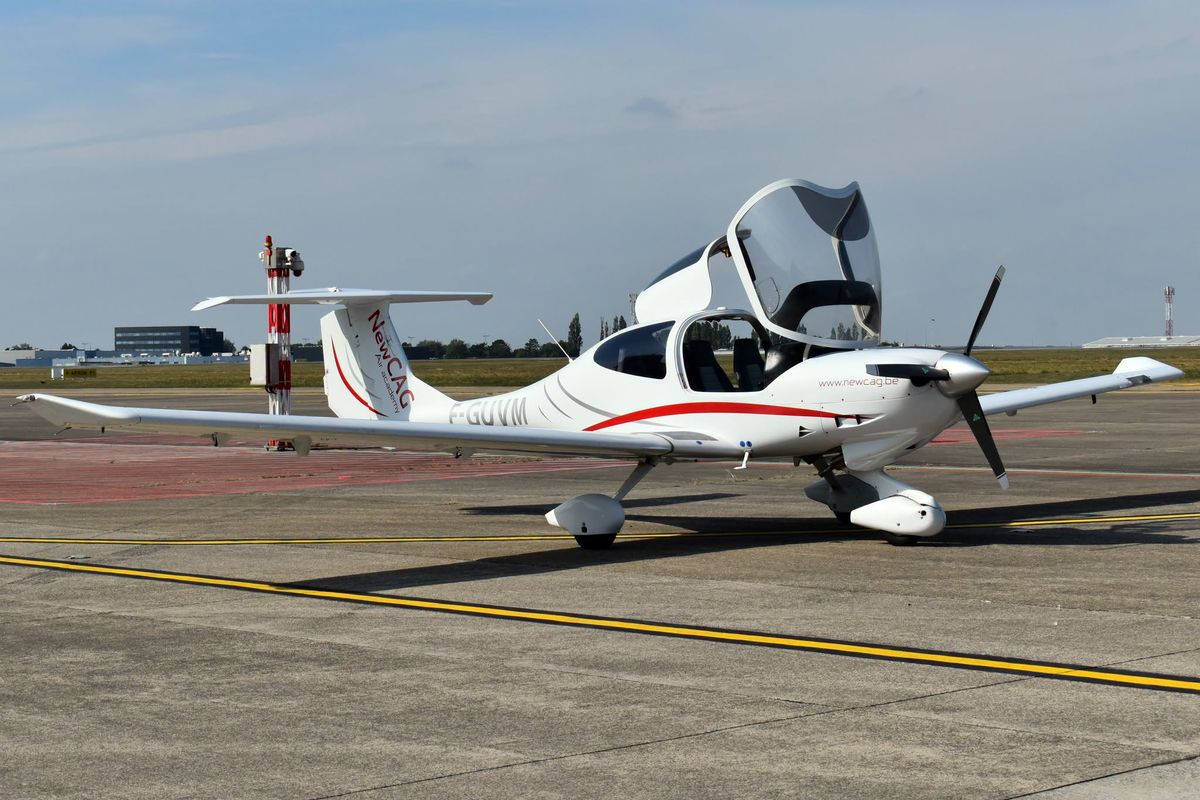 One of the school’s DA40s, canopy open, ready to fly