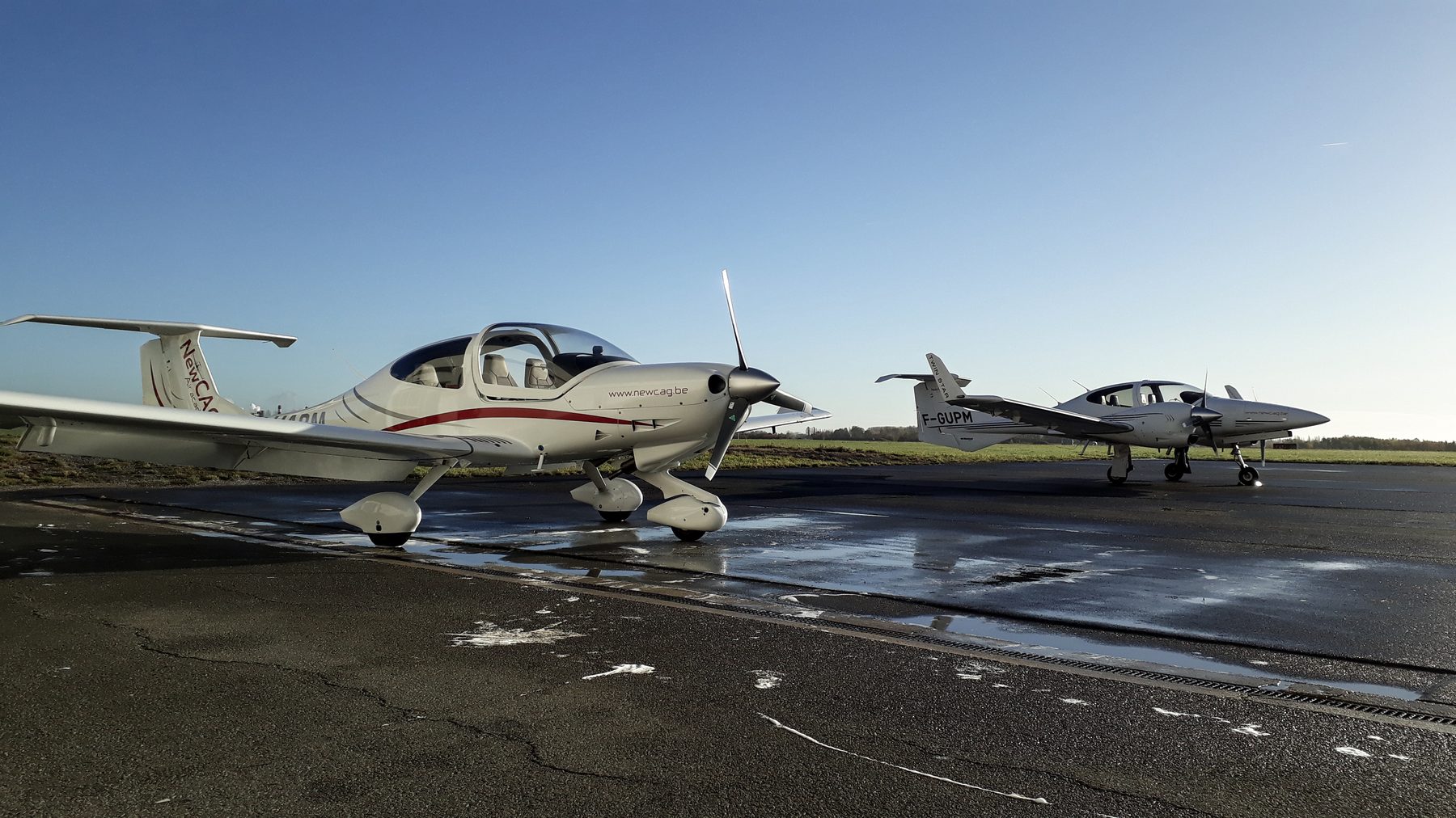 Diamond DA40 et DA42 côte à côte au petit matin, à Charleroi