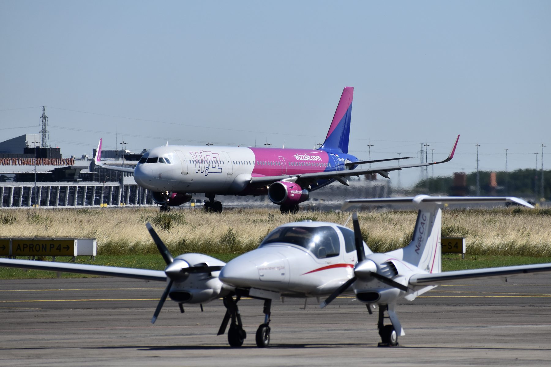 Un Diamond DA42 de l’école au roulage à Brussels South Charleroi Airport