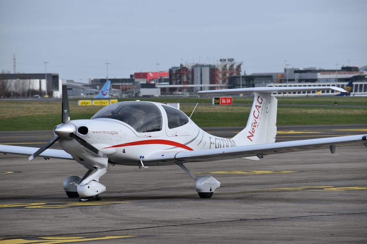 Un Diamond DA40 de l’école au sol