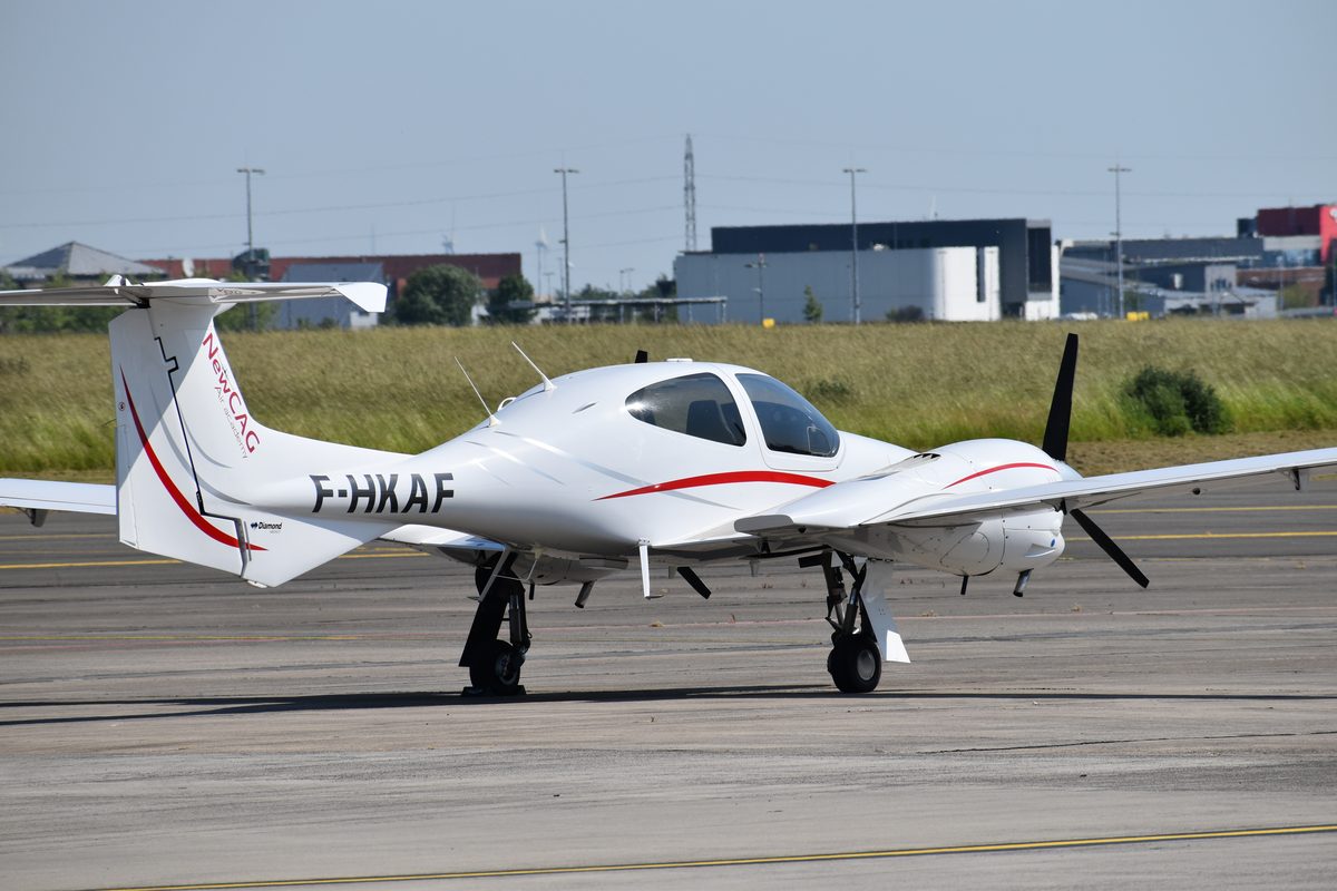 Un Diamond DA42 de l’école sur le tarmac