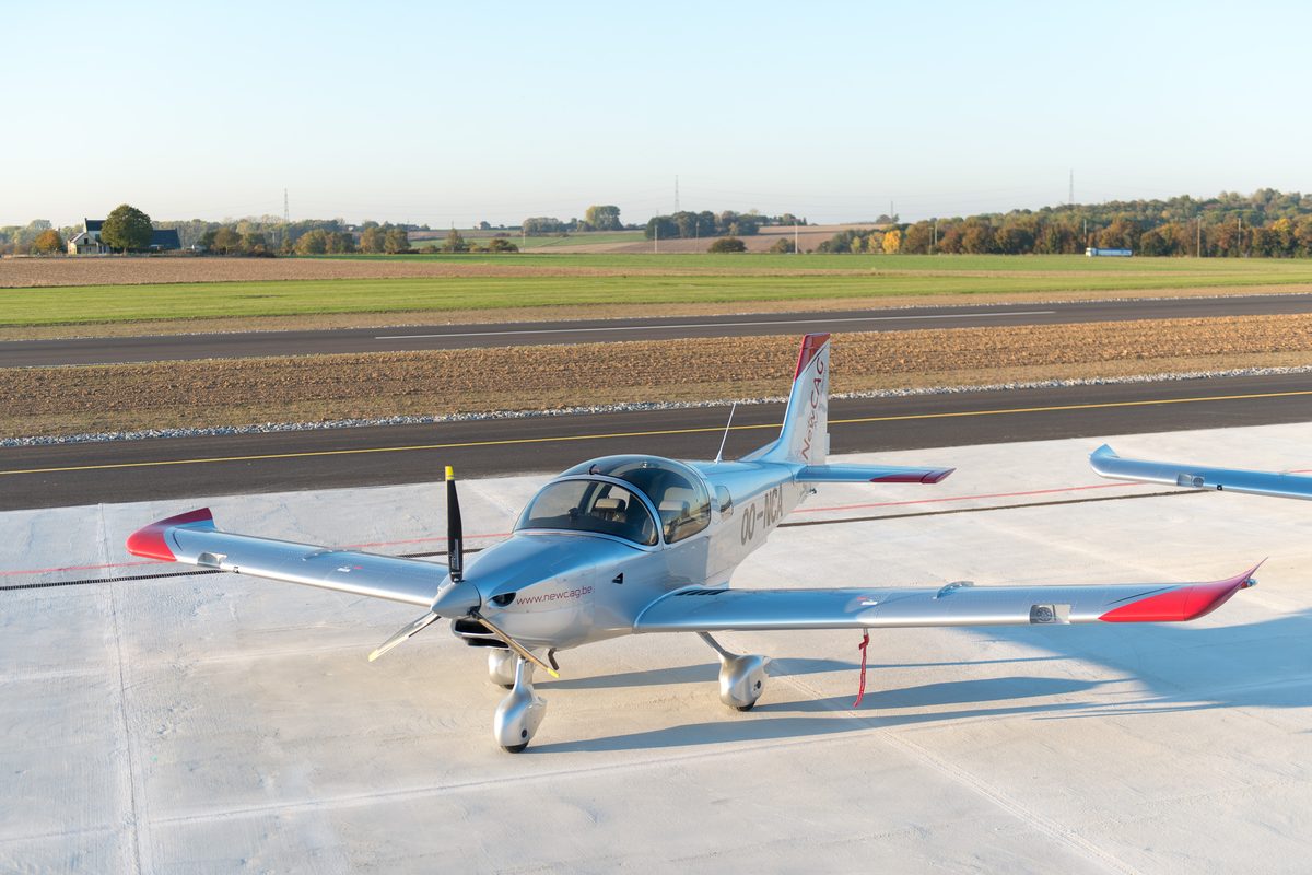 Un Sonaca 200 de l’école sur le tarmac