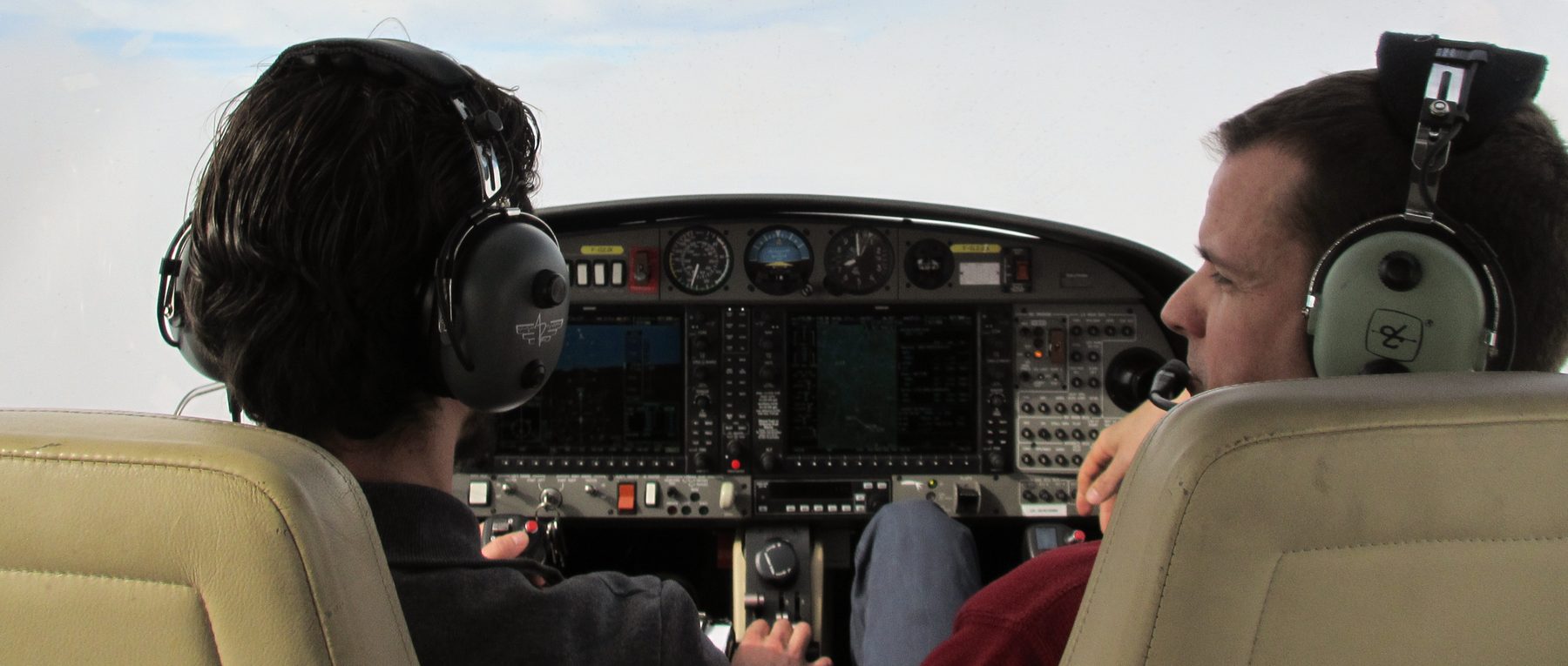 Instructor and student in flight in a Diamond DA40
