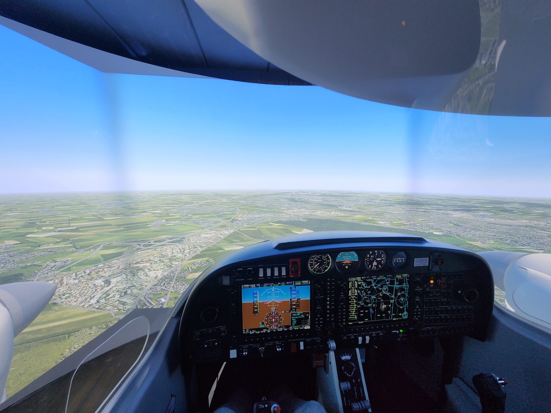 À bord d’un des simulateurs FNPT II Alsim AL42